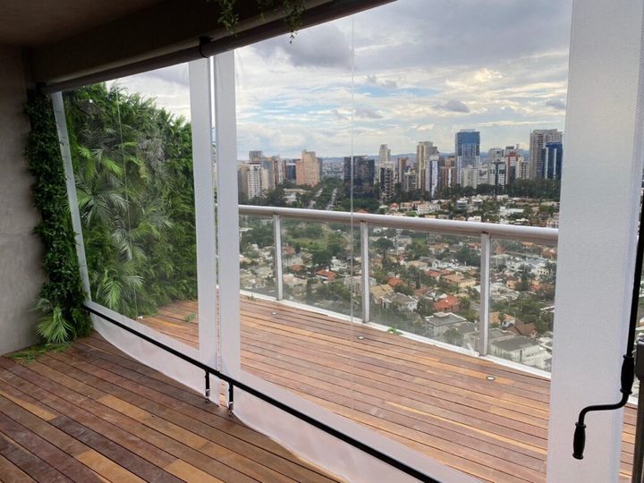 Cortina Rolon em varanda
